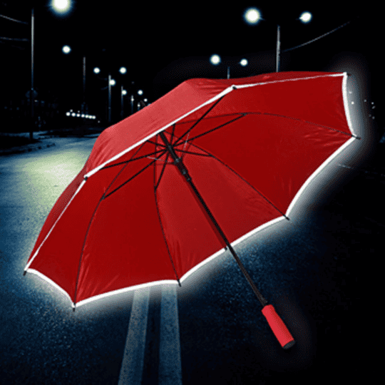 parasol wykończony taśmą odblaskową