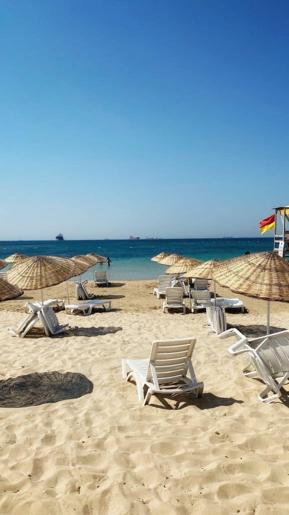 plaża, leżaki i parasole, parasole z leżakami, parasole nad morzem