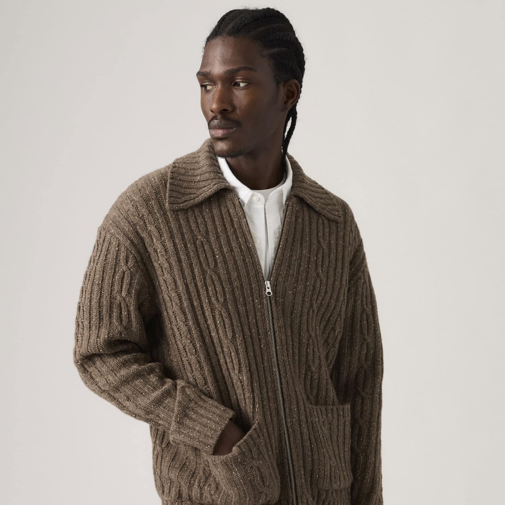 Męski brązowy kardigan zapinany na zamek Levi’s® Telegraph Zip Cardigan jako elegancka odzież firmowa premium dla korporacji i instytucji