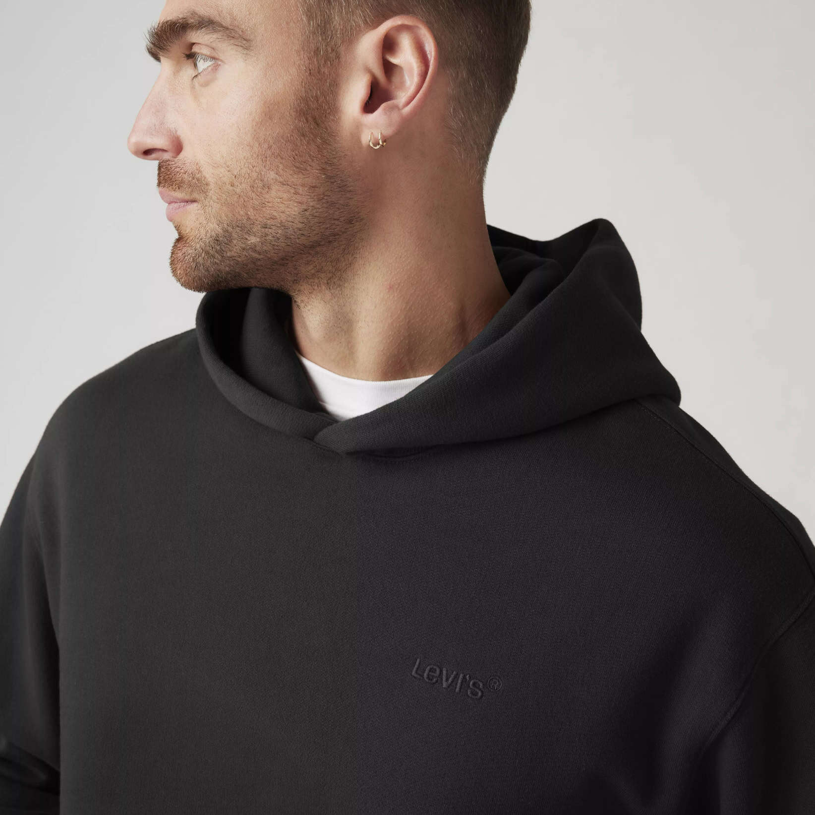 Męska czarna bluza z kapturem Levi’s® The Authentic Hoodie jako nowoczesna odzież firmowa premium dla korporacji i instytucji