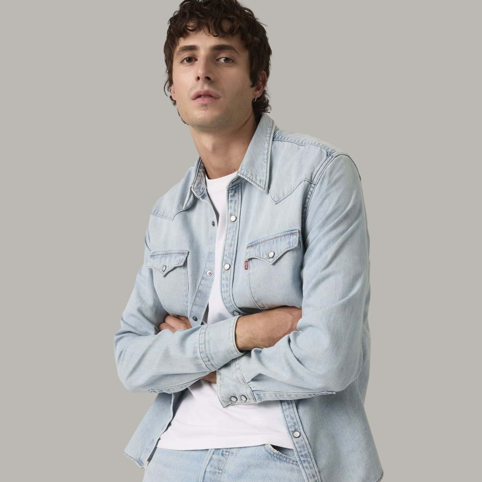 Męska jasnodenimowa koszula Levi’s® Barstow Western Standard Shirt jako nowoczesna odzież firmowa premium dla korporacji i instytucji