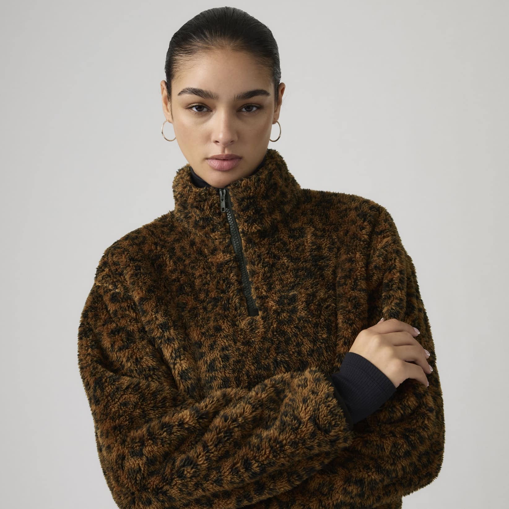 Damski polar sherpa 1/4 zip Levi’s Gemma Sherpa 1/4 w brązowo-czarnym wzorze jako premium odzież firmowa B2B dla pracowników, zespołów i nowoczesnych marek