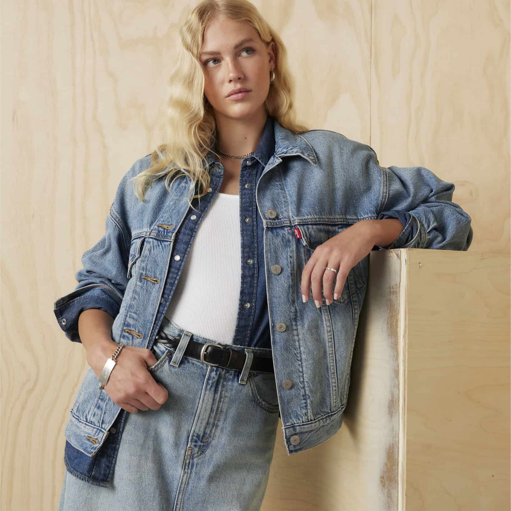 Damska kurtka jeansowa Levi’s 90’s Trucker w jasnym denimie jako odzież korporacyjna premium do brandingu i personalizacji