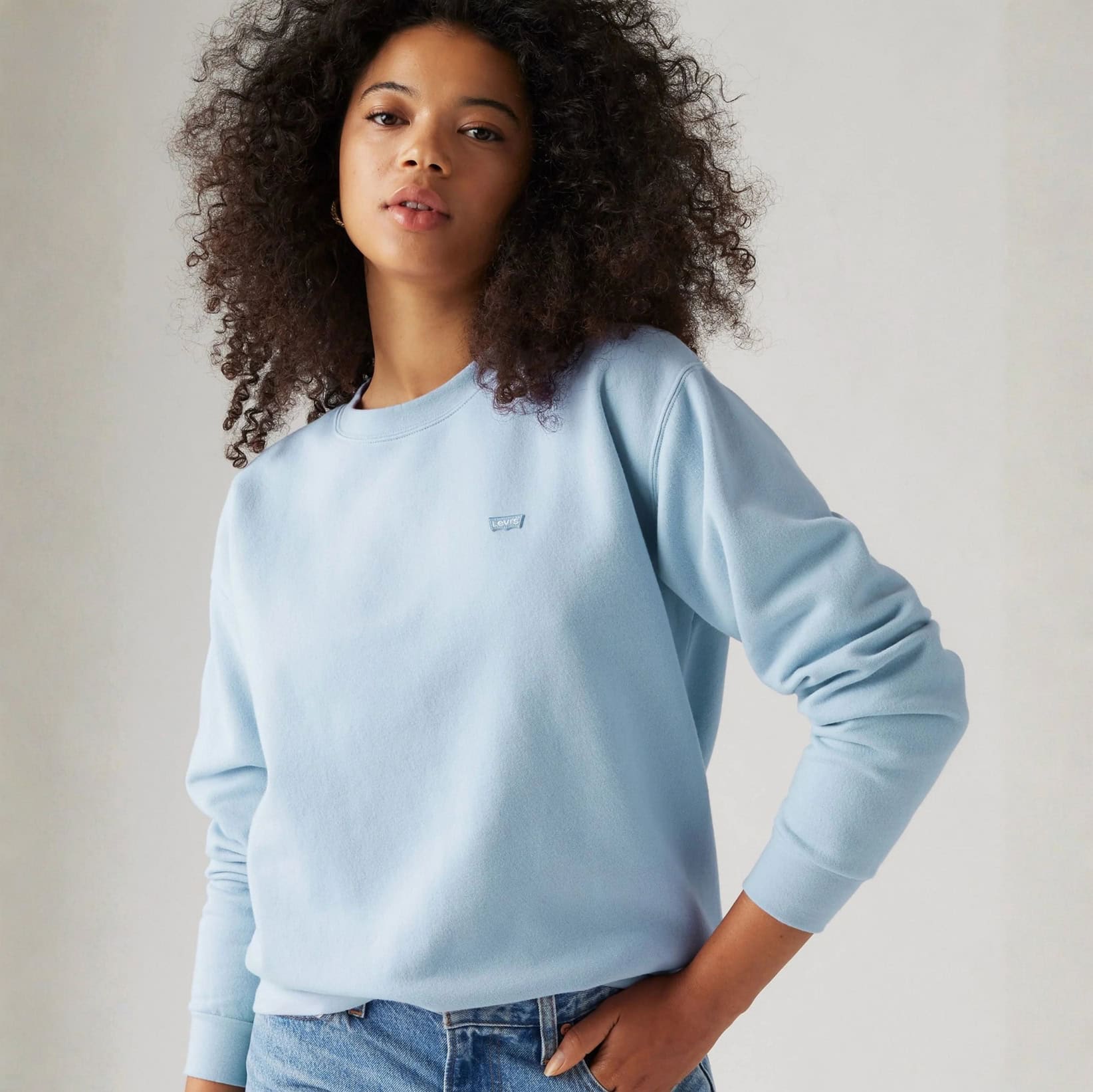 Damska błękitna bluza Levi’s Everyday Sweatshirt jako odzież korporacyjna premium do brandingu i personalizacji