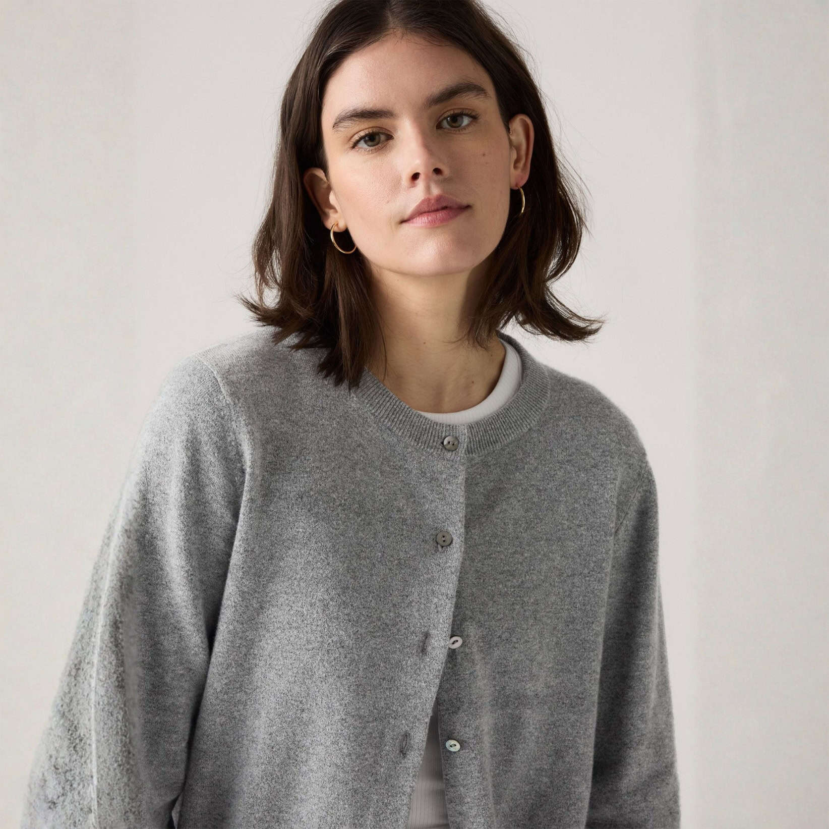 Damski szary kardigan Levi’s Super Soft Crewneck Cardi jako elegancka odzież korporacyjna premium do brandingu i personalizacji