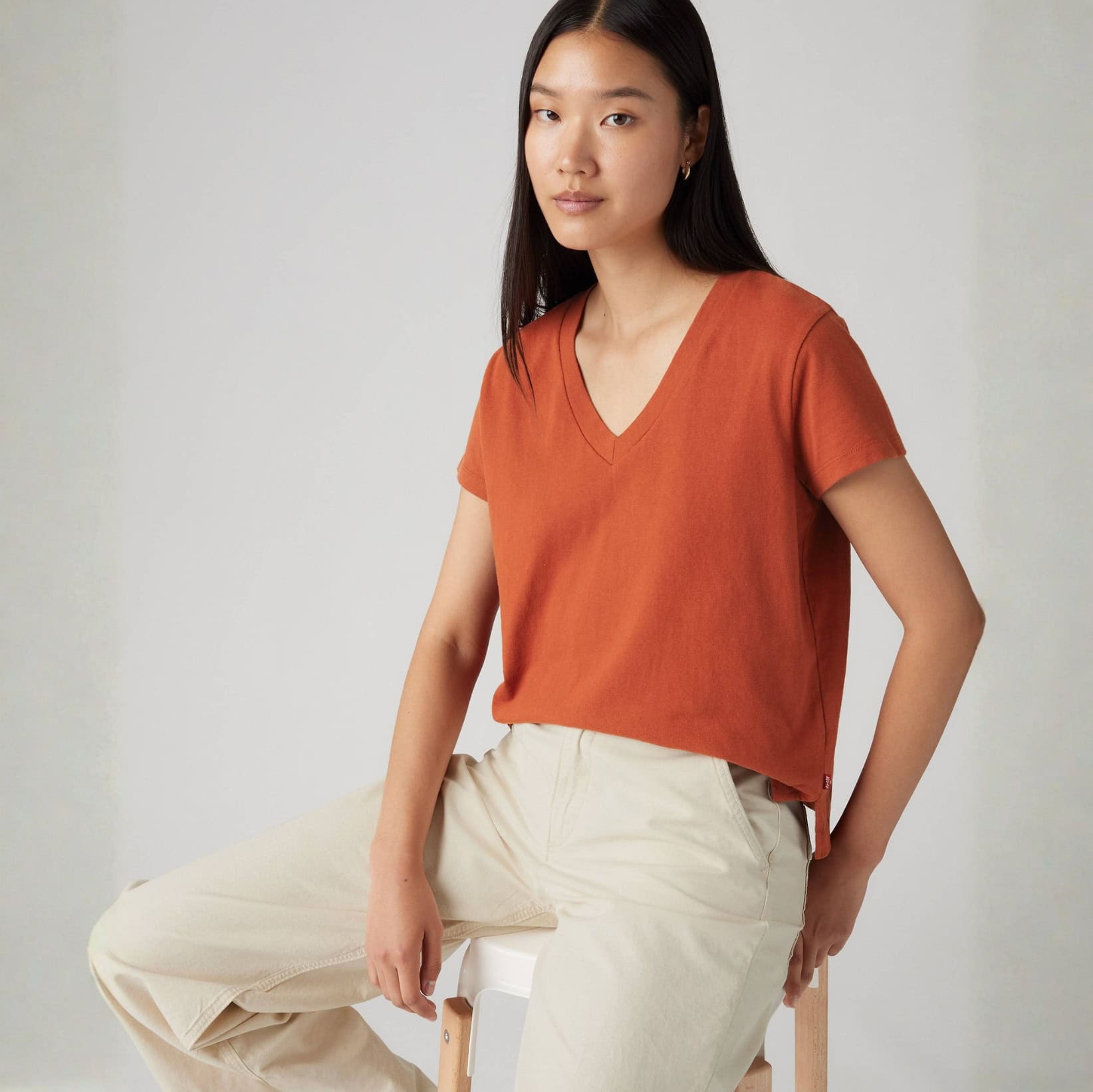 Damski t-shirt Levi’s Perfect VNeck z dekoltem V jako odzież reklamowa premium dla firm