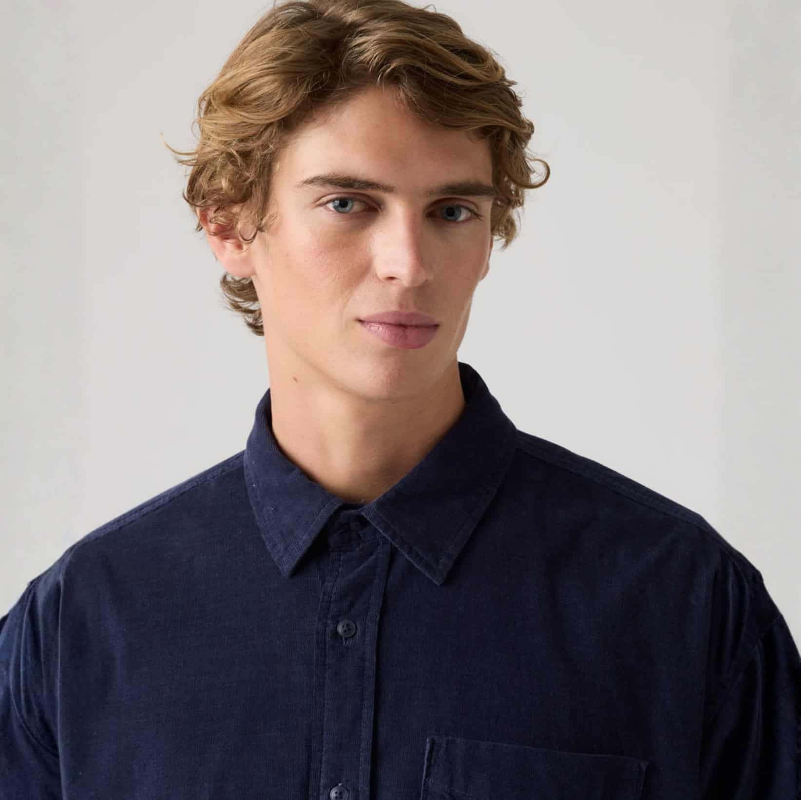 Męska granatowa koszula Levi’s® Loose Button Up Shirt jako nowoczesna odzież firmowa premium dla korporacji i instytucji