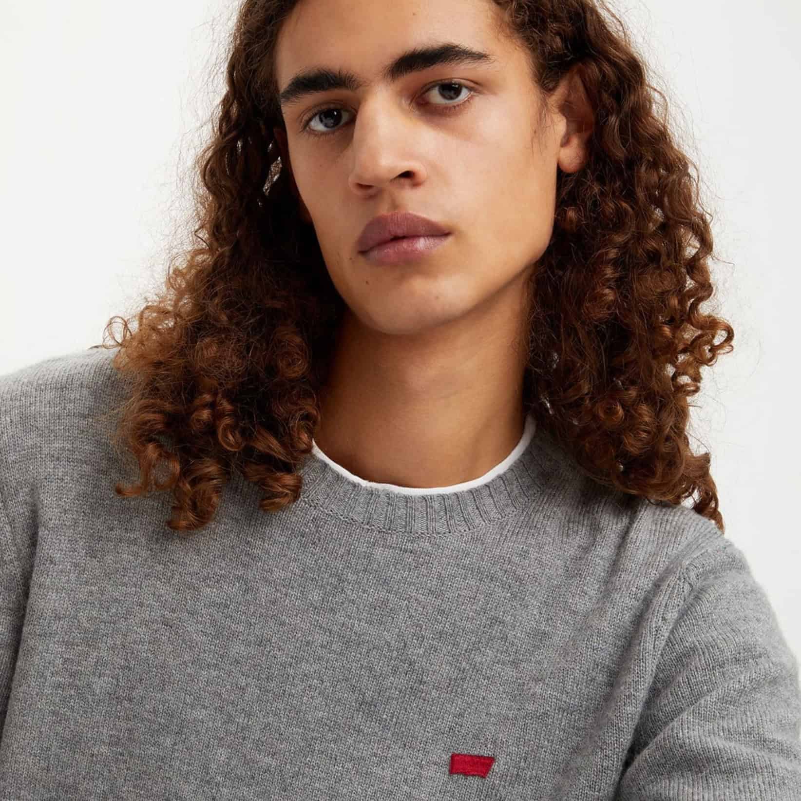 Męski szary sweter Levi’s® Original HM Sweater jako elegancka odzież firmowa premium dla korporacji i instytucji