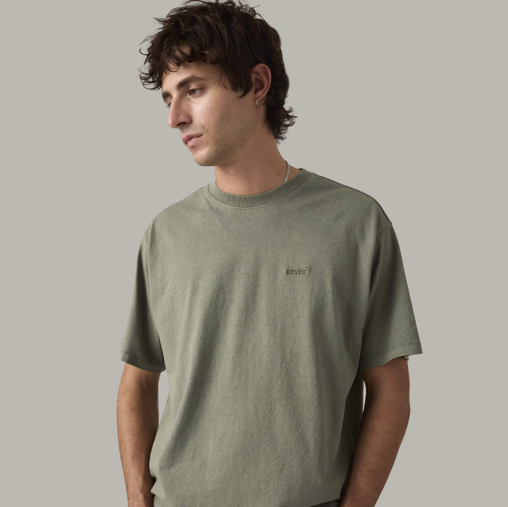 Męski oliwkowoszary T-shirt Levi’s® Red Tab Vintage Tee jako nowoczesna odzież firmowa premium do kolekcji B2B i personalizacji