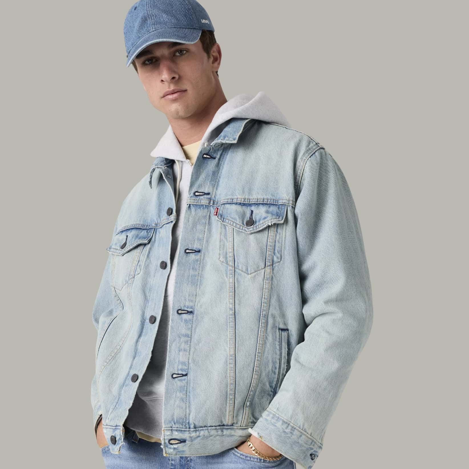 Męska jasna kurtka jeansowa Levi’s® Relaxed Fit Trucker jako nowoczesna odzież firmowa premium dla korporacji i instytucji