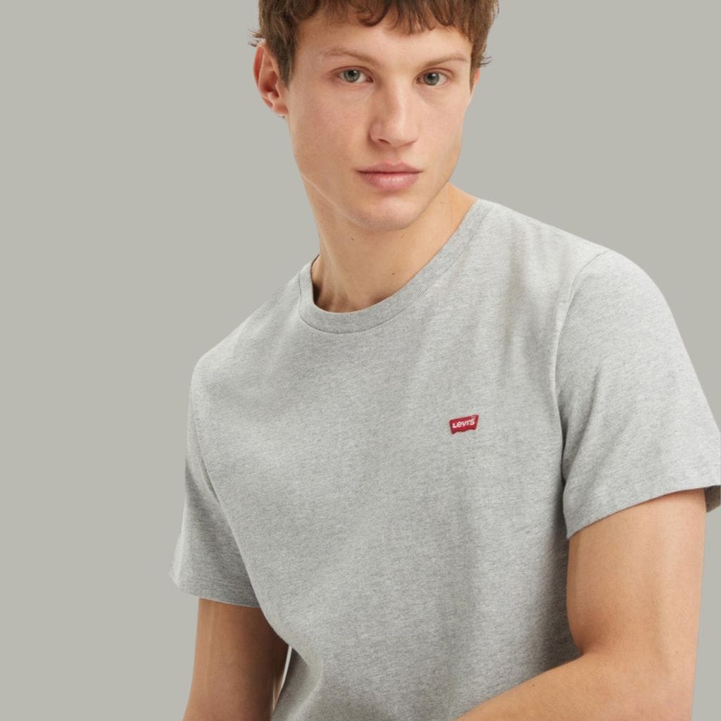 Męski jasnoszary T-shirt Levi’s® z krótkim rękawem jako baza do odzieży firmowej premium i personalizacji w projektach B2B