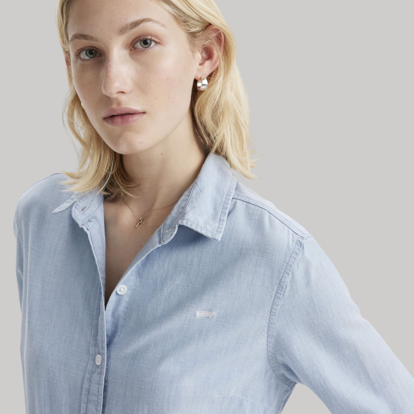 Damska jasnoniebieska koszula Levi’s The Classic BW Shirt jako elegancka odzież firmowa B2B premium dla pracowników, zespołów i nowoczesnych marek
