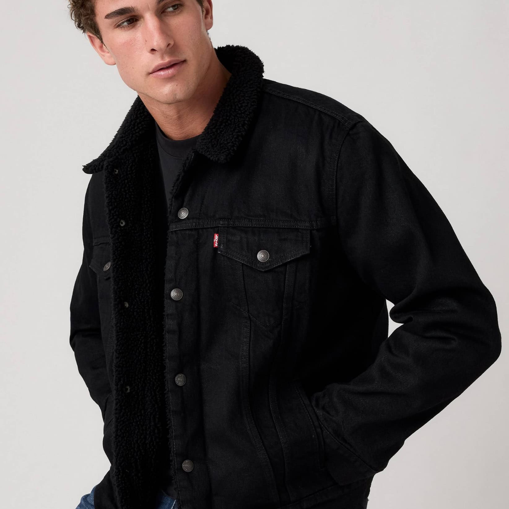 Męska czarna ocieplana kurtka jeansowa Levi’s® Type III Sherpa Trucker jako premium odzież firmowa dla korporacji i instytucji