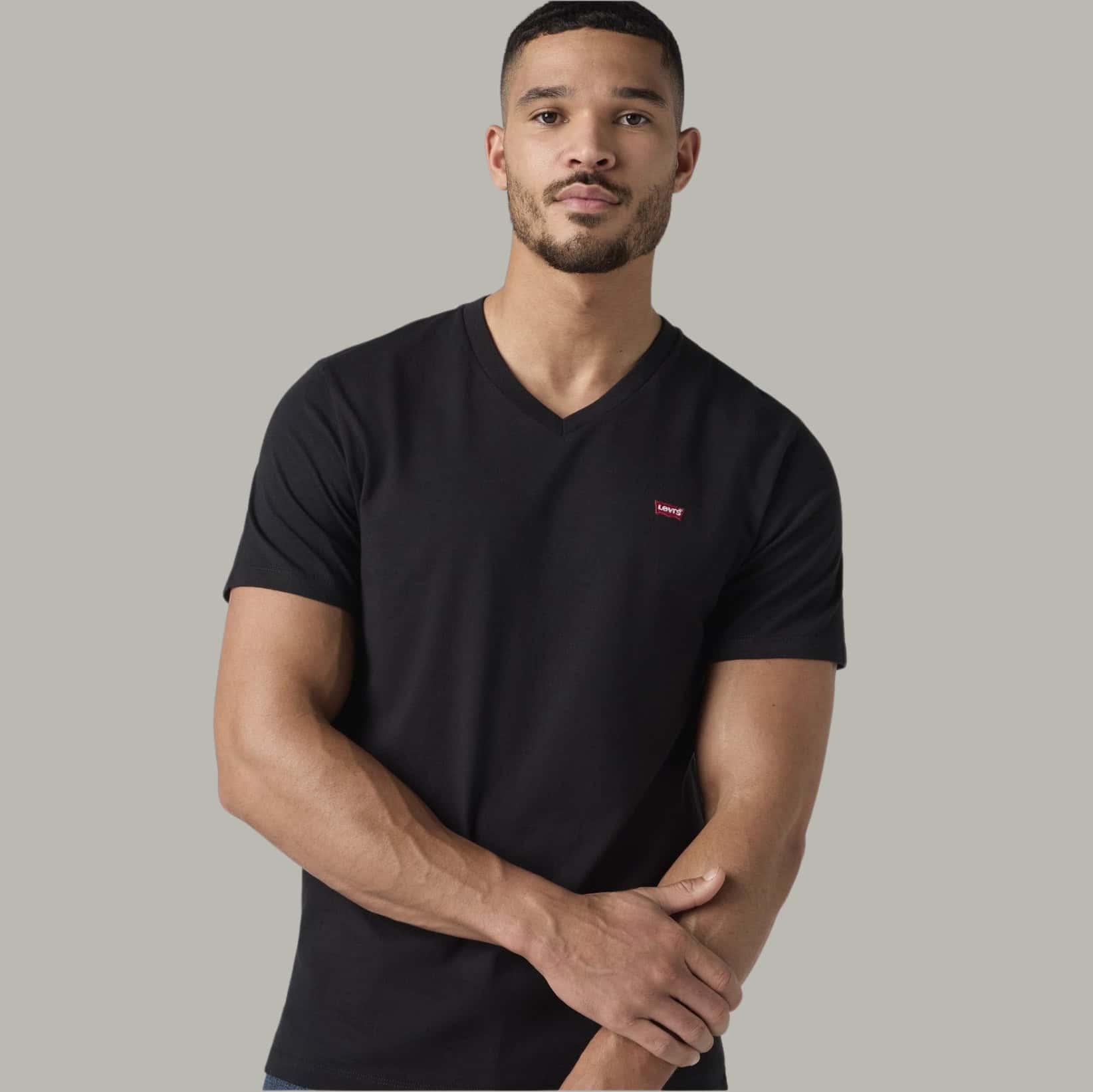 Męski czarny T-shirt Levi’s® Perfect Vneck z dekoltem V jako nowoczesna odzież firmowa premium do brandingu i kolekcji B2B
