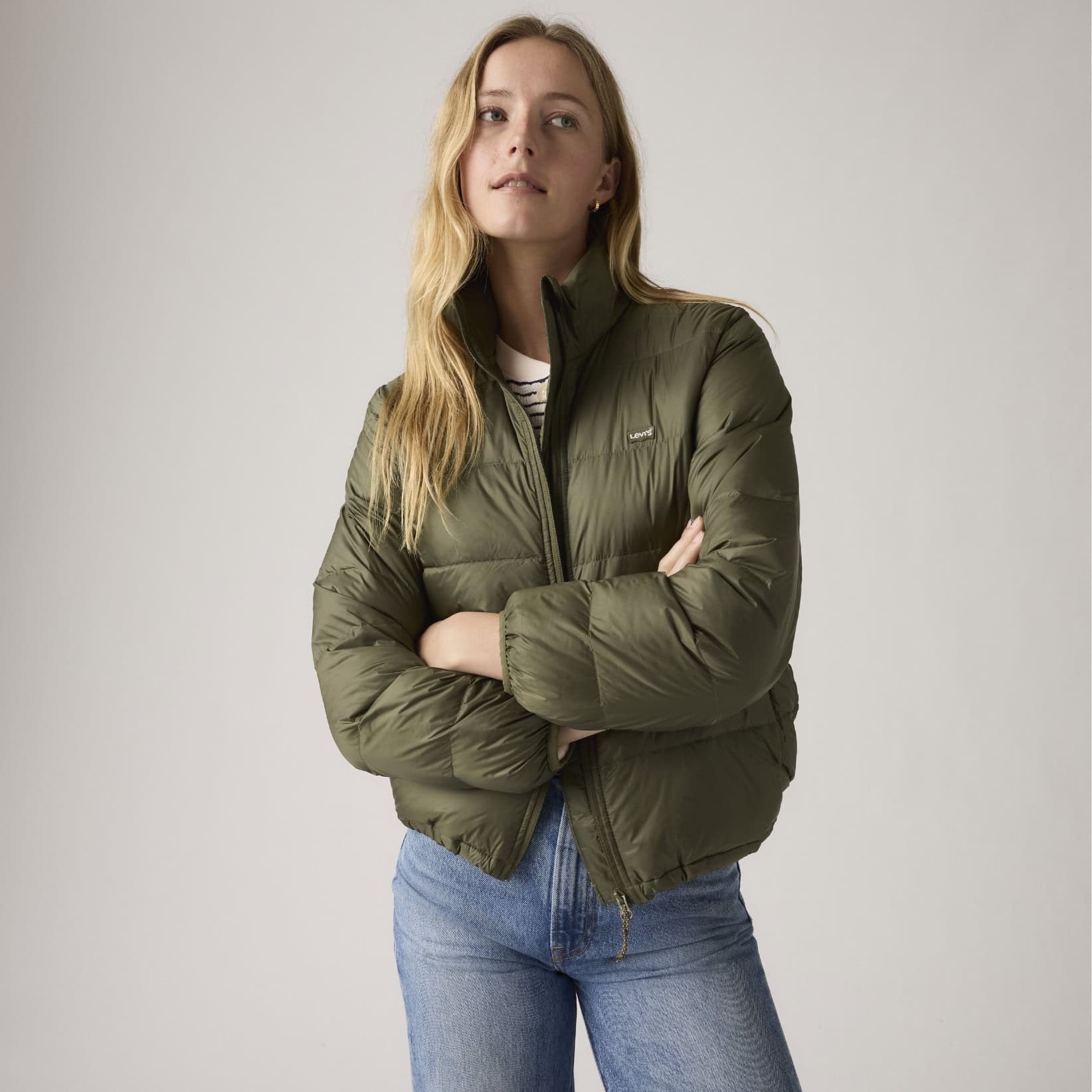 Damska oliwkowa lekka kurtka puchowa Levi’s Willa Down Packable Jacket jako funkcjonalna odzież korporacyjna premium